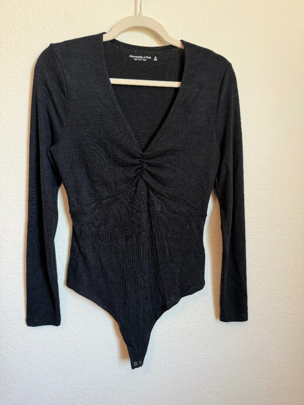 NWT Abercrombie Soft A&F Cozy Ruched V-Neck Bodysuit Black M - Picture 2 of 6